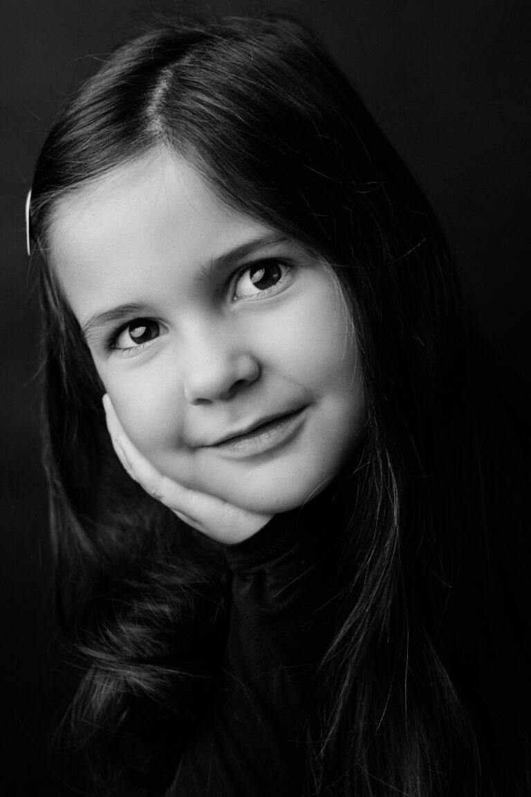 Photographe Portrait Suisse - Portrait en noir et blanc enfant 1 | Sindy Photography