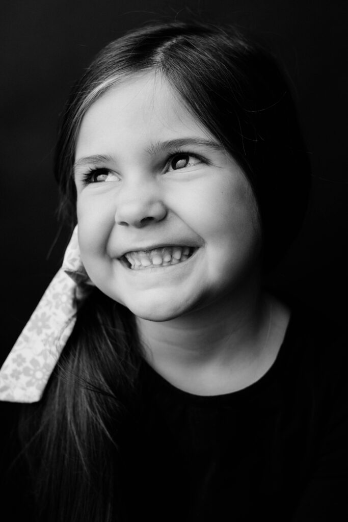 Photographe Portrait Suisse - Portrait en noir et blanc enfant 10 | Sindy Photography