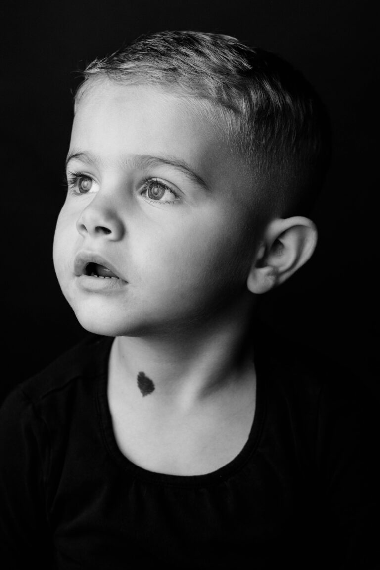 Photographe Portrait Suisse - Portrait en noir et blanc enfant 11 | Sindy Photography