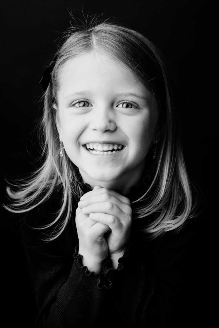 Photographe Portrait Suisse - Portrait en noir et blanc enfant 12 | Sindy Photography