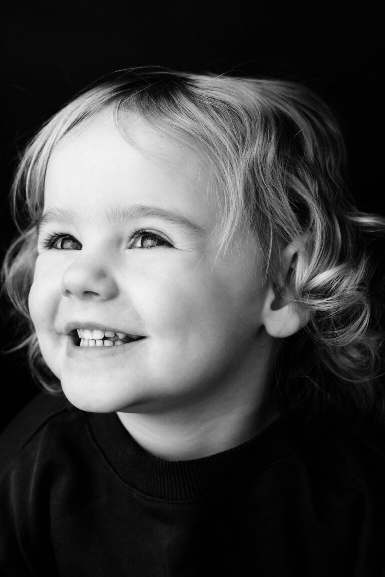 Photographe Portrait Suisse - Portrait en noir et blanc enfant 13 | Sindy Photography