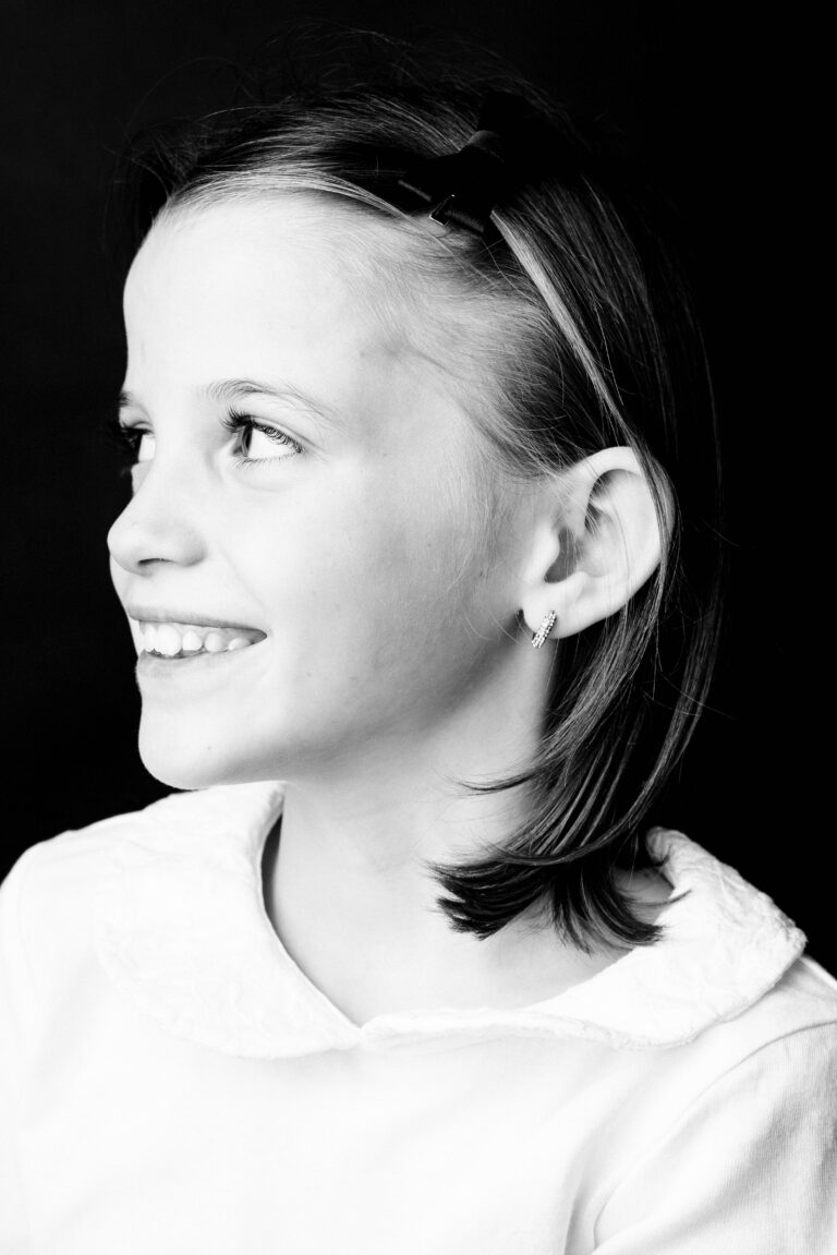 Photographe Portrait Suisse - Portrait en noir et blanc enfant 15 | Sindy Photography