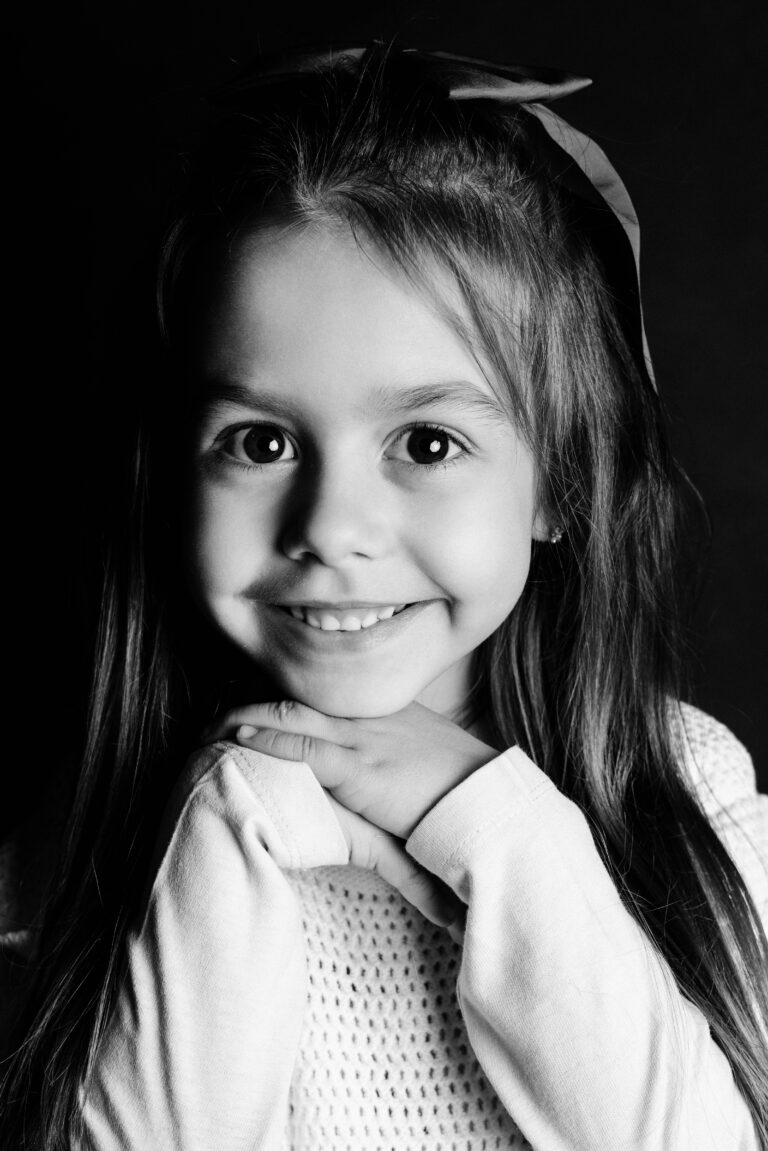 Photographe Portrait Suisse - Portrait en noir et blanc enfant 16 | Sindy Photography