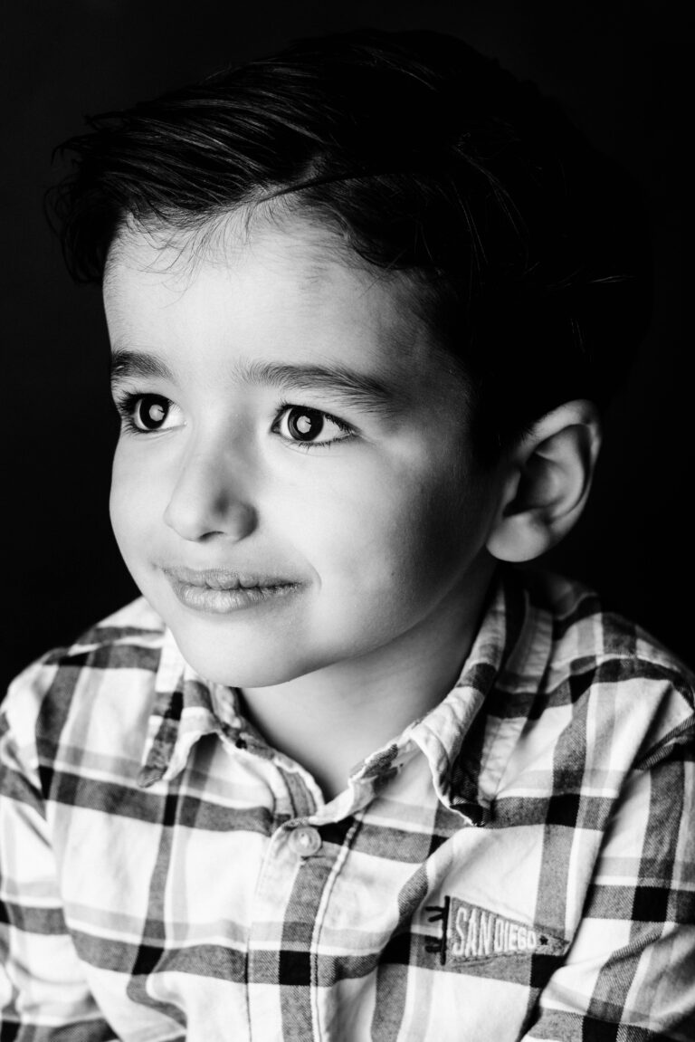 Photographe Portrait Suisse - Portrait en noir et blanc enfant 17 | Sindy Photography