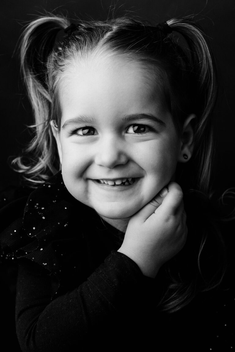 Photographe Portrait Suisse - Portrait en noir et blanc enfant 18 | Sindy Photography