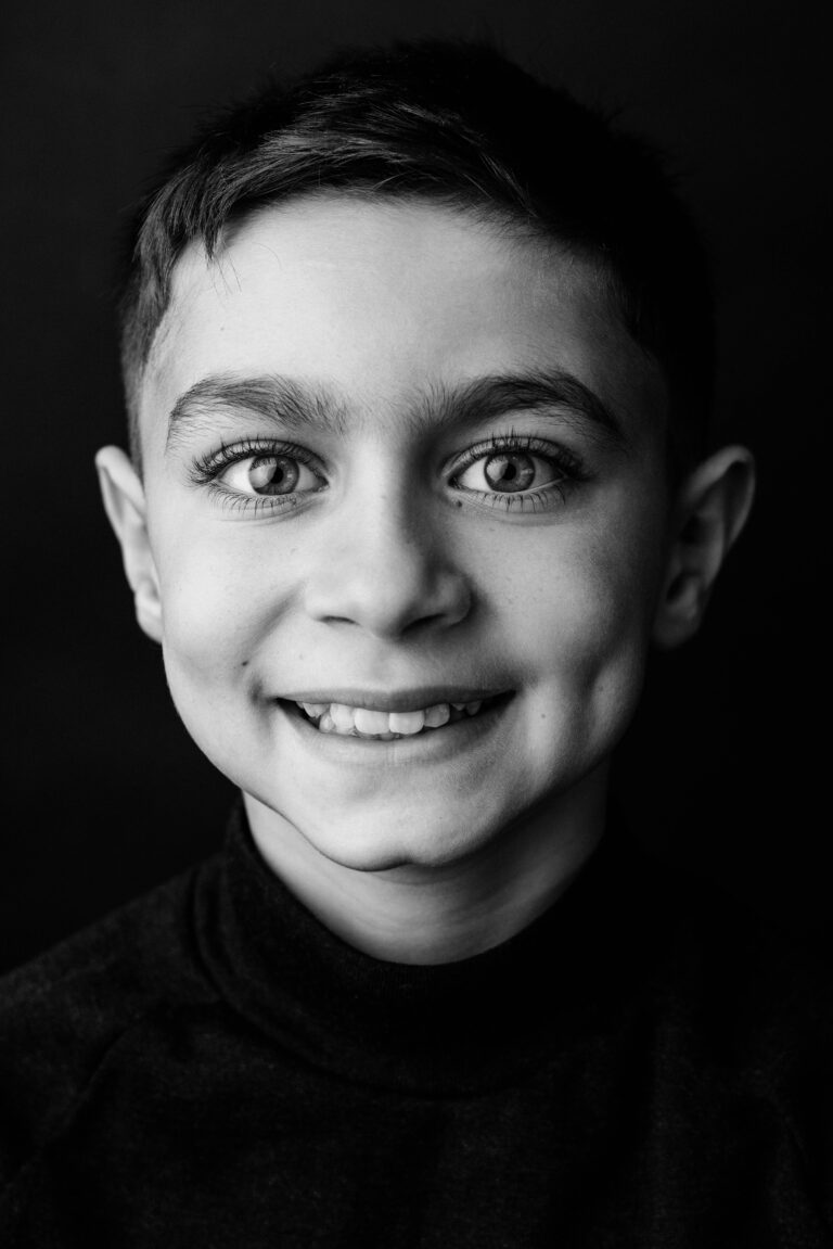 Photographe Portrait Suisse - Portrait en noir et blanc enfant 20 | Sindy Photography