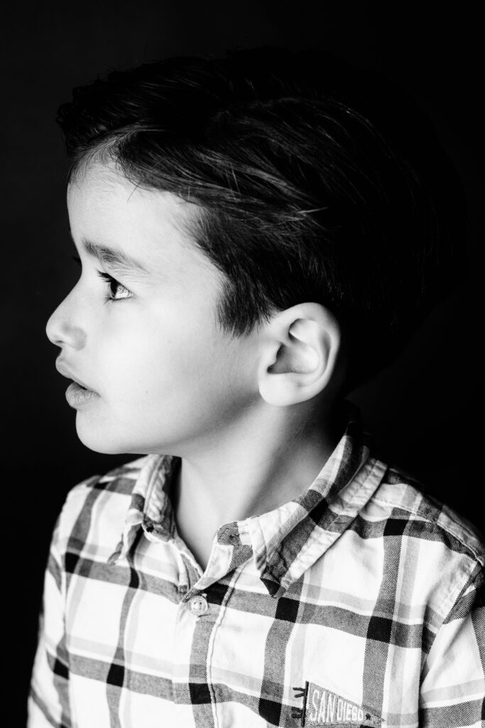 Photographe Portrait Suisse - Portrait en noir et blanc enfant 22 | Sindy Photography