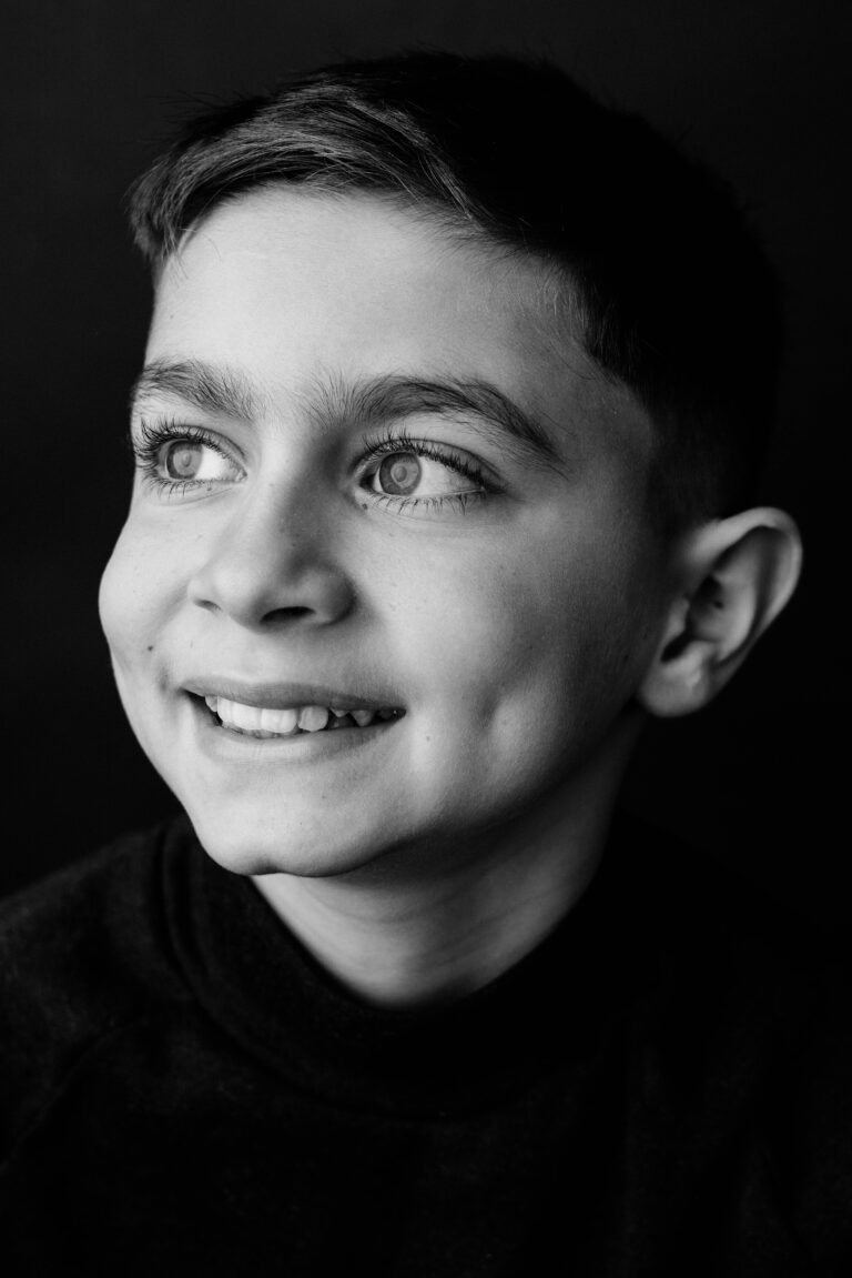 Photographe Portrait Suisse - Portrait en noir et blanc enfant 23 | Sindy Photography