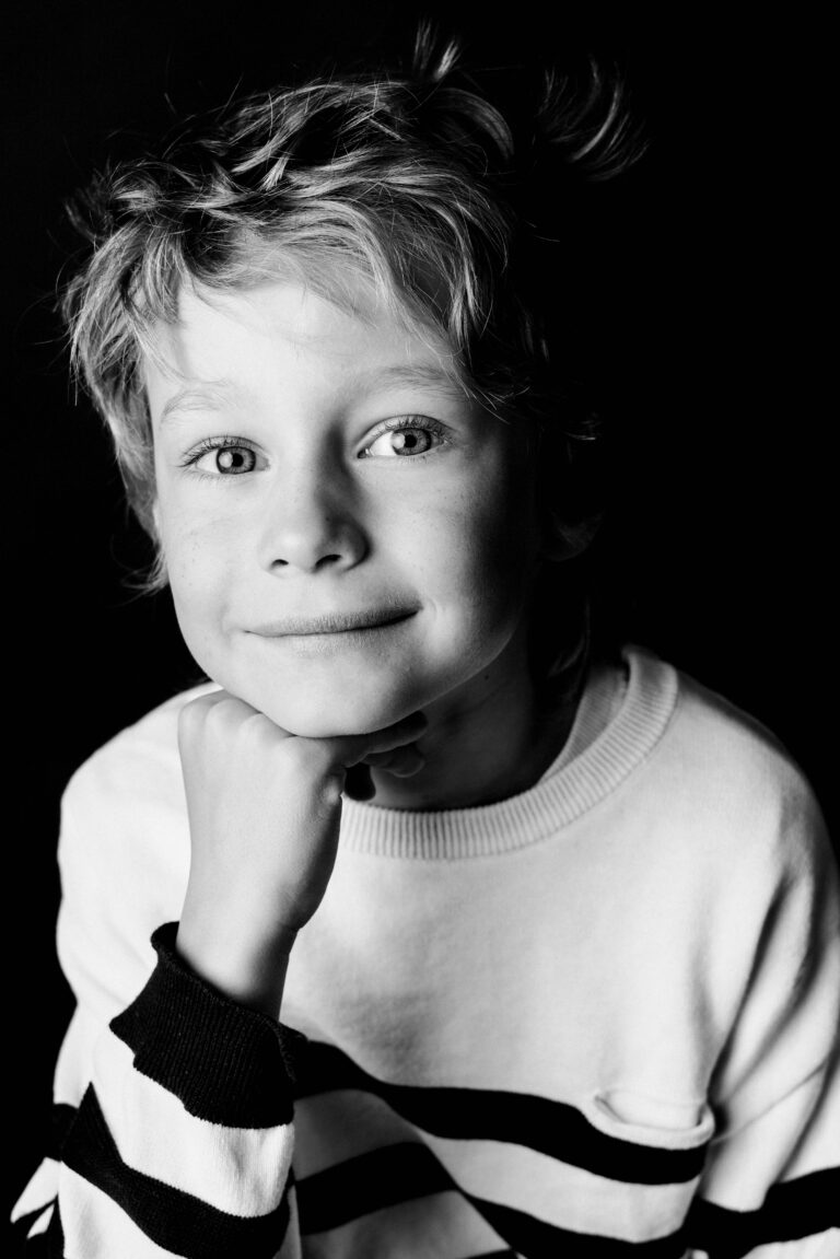Photographe Portrait Suisse - Portrait en noir et blanc enfant 24 | Sindy Photography