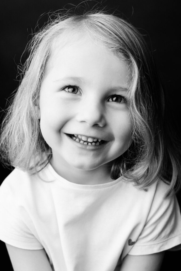 Photographe Portrait Suisse - Portrait en noir et blanc enfant 25 | Sindy Photography