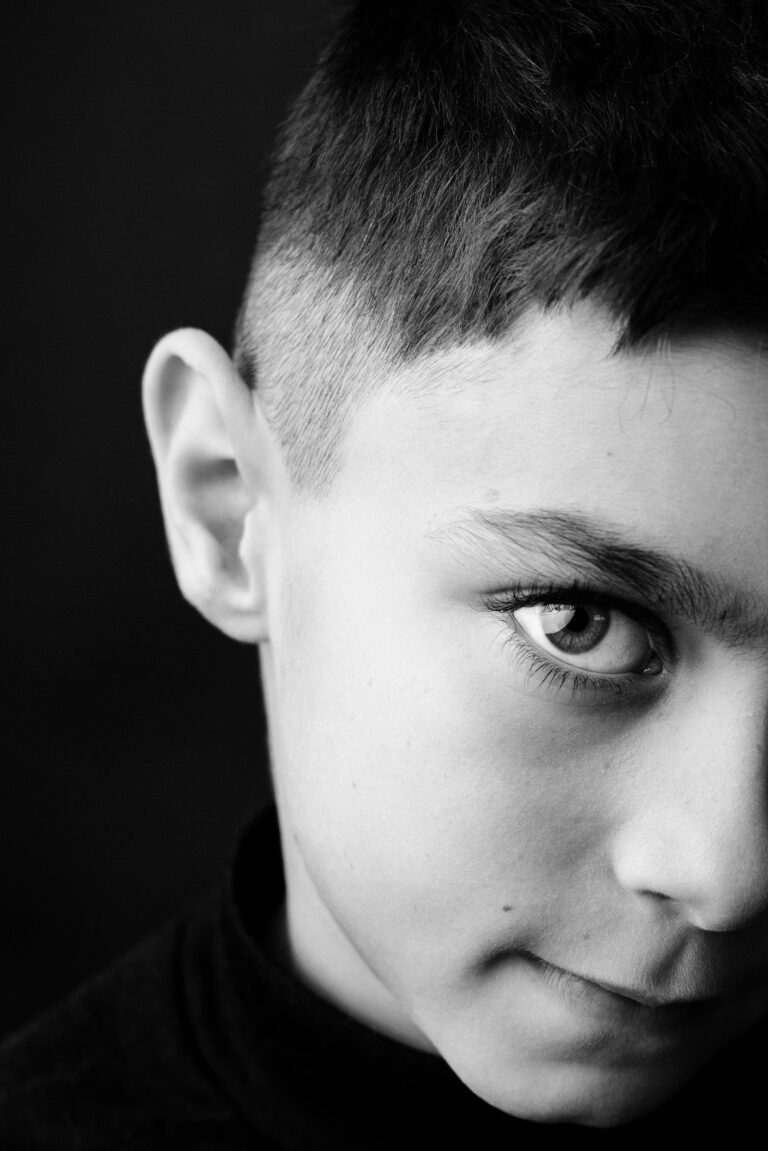 Photographe Portrait Suisse - Portrait en noir et blanc enfant 26 | Sindy Photography