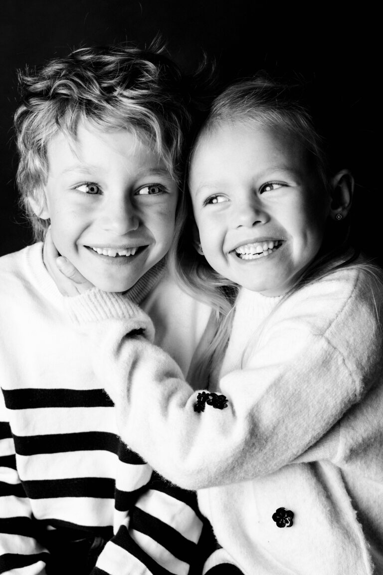 Photographe Portrait Suisse - Portrait en noir et blanc enfant 27 | Sindy Photography