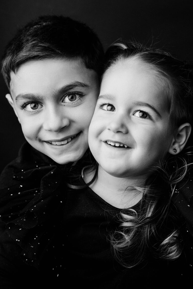Photographe Portrait Suisse - Portrait en noir et blanc enfant 28 | Sindy Photography