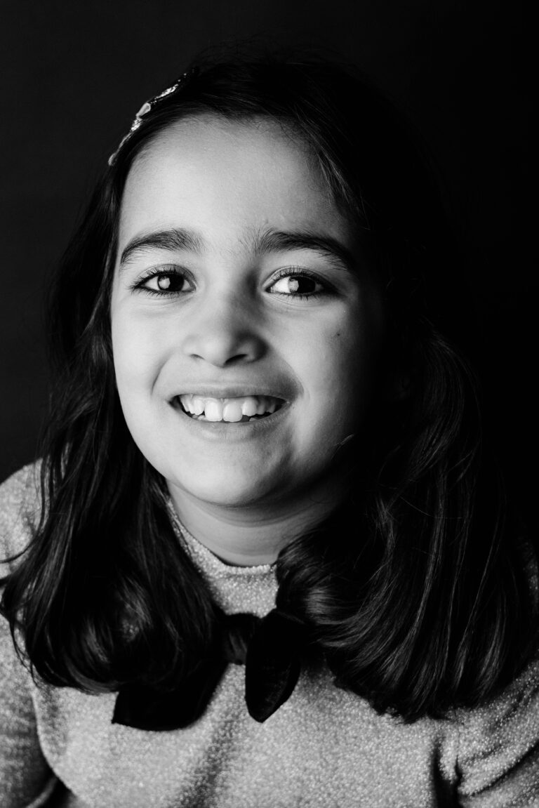 Photographe Portrait Suisse - Portrait en noir et blanc enfant 29 | Sindy Photography