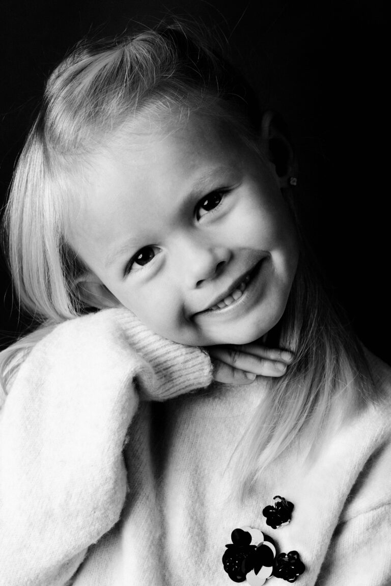 Photographe Portrait Suisse - Portrait en noir et blanc enfant 30 | Sindy Photography
