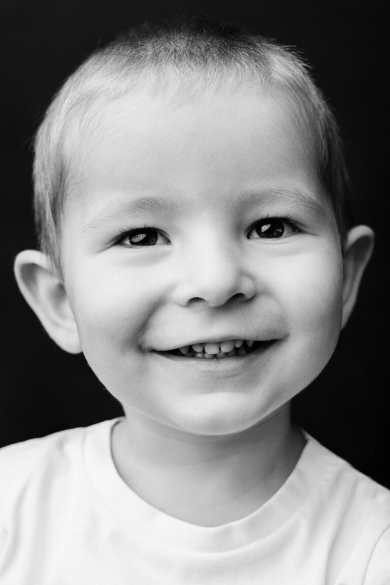Photographe Portrait Suisse - Portrait en noir et blanc enfant 31 | Sindy Photography