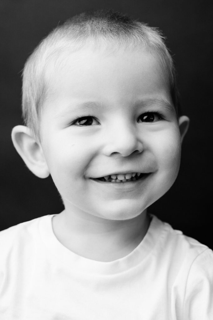 Photographe Portrait Suisse - Portrait en noir et blanc enfant 32 | Sindy Photography