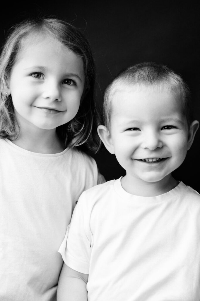 Photographe Portrait Suisse - Portrait en noir et blanc enfant 33 | Sindy Photography