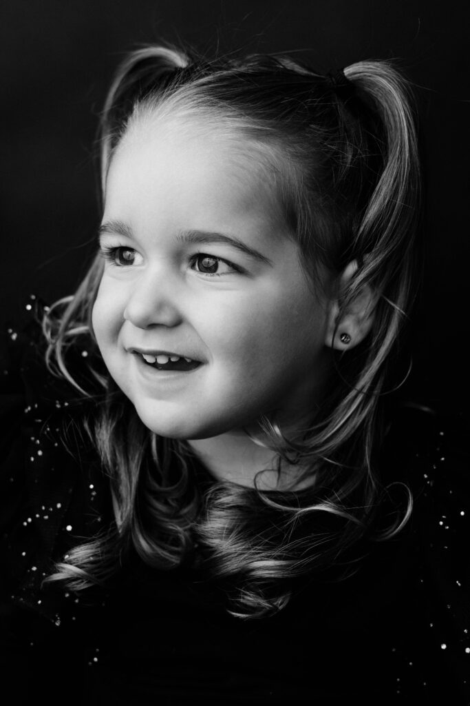 Photographe Portrait Suisse - Portrait en noir et blanc enfant 34 | Sindy Photography