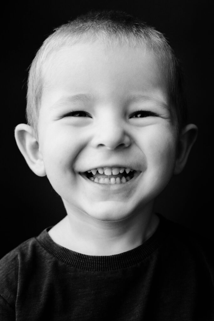 Photographe Portrait Suisse - Portrait en noir et blanc enfant 35 | Sindy Photography