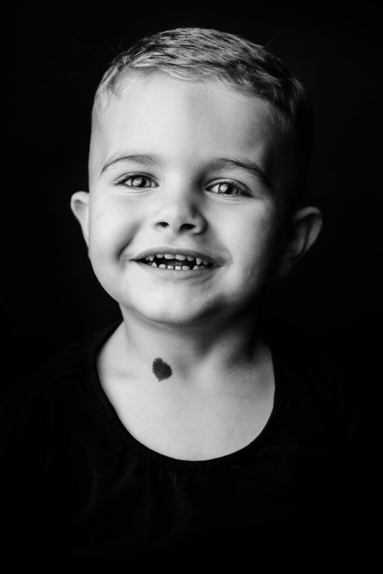 Photographe Portrait Suisse - Portrait en noir et blanc enfant 36 | Sindy Photography
