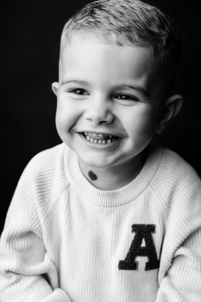 Photographe Portrait Suisse - Portrait en noir et blanc enfant 37 | Sindy Photography