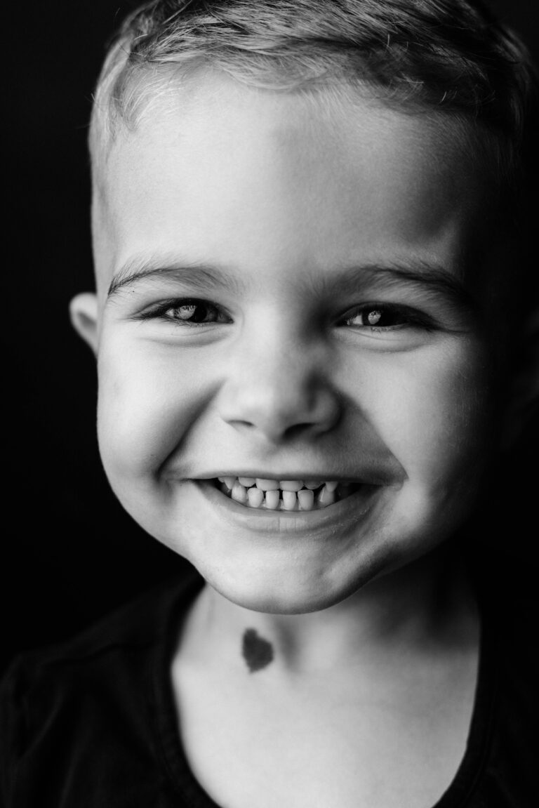 Photographe Portrait Suisse - Portrait en noir et blanc enfant 38 | Sindy Photography