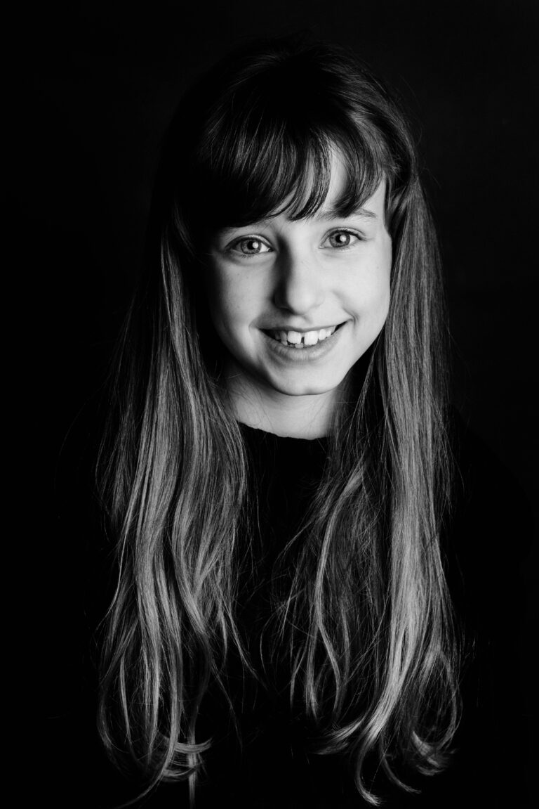 Photographe Portrait Suisse - Portrait en noir et blanc enfant 39 | Sindy Photography
