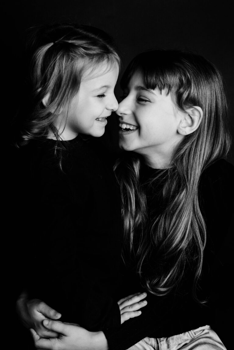 Photographe Portrait Suisse - Portrait en noir et blanc enfant 40 | Sindy Photography