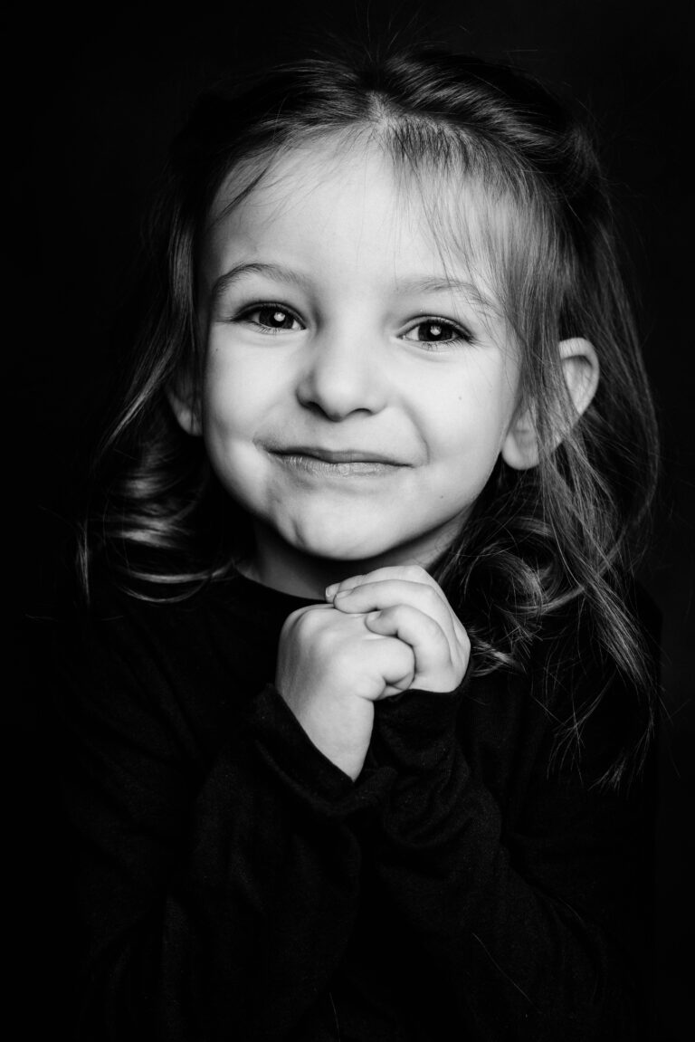 Photographe Portrait Suisse - Portrait en noir et blanc enfant 41 | Sindy Photography