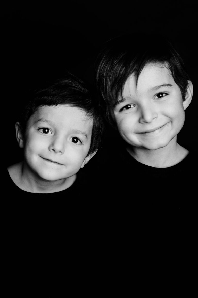 Photographe Portrait Suisse - Portrait en noir et blanc enfant 5 | Sindy Photography