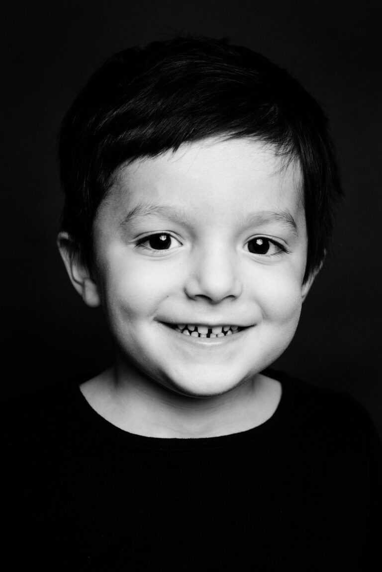 Photographe Portrait Suisse - Portrait en noir et blanc enfant 6 | Sindy Photography