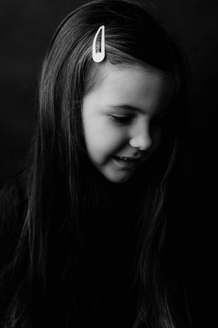 Photographe Portrait Suisse - Portrait en noir et blanc enfant 8 | Sindy Photography