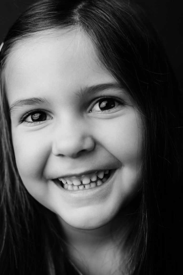 Photographe Portrait Suisse - Portrait en noir et blanc enfant 9 | Sindy Photography