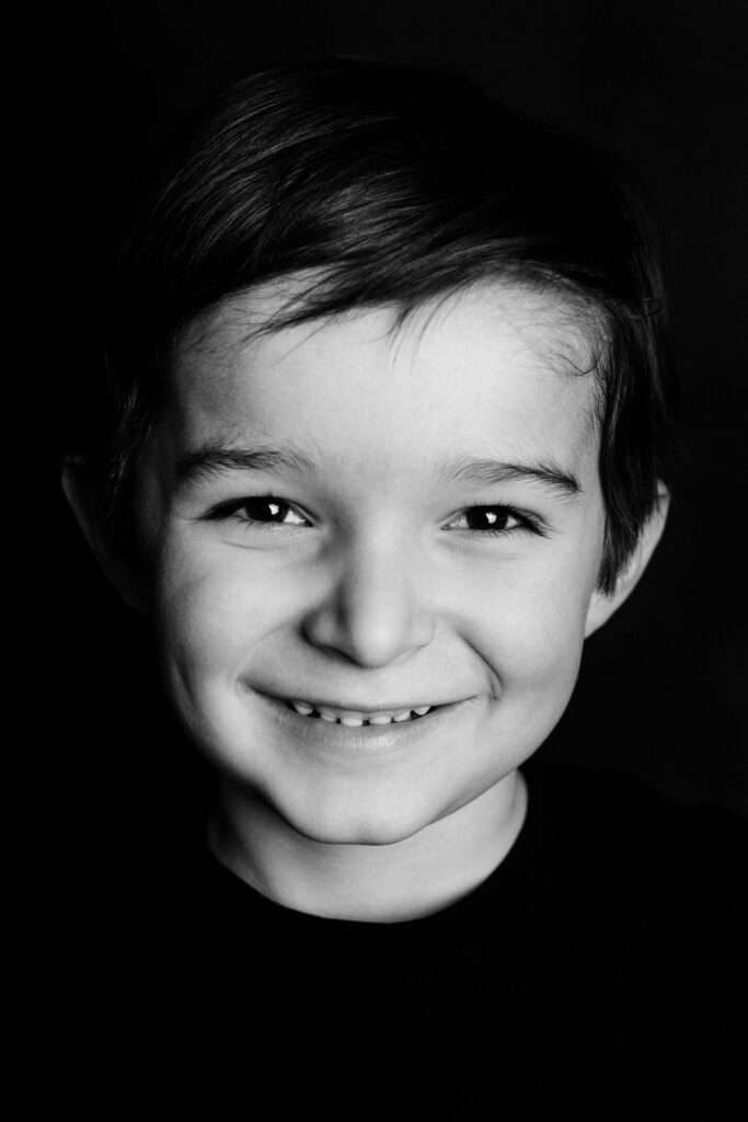 Photographe Portrait Suisse - portrait noir et blanc enfant 1 | Sindy Photography