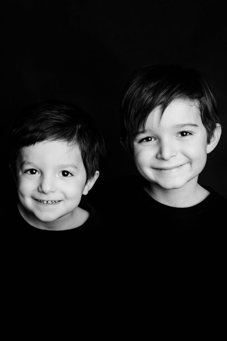 Photographe Portrait Suisse - portrait noir et blanc enfant 2 | Sindy Photography